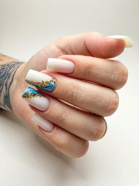 Бело-синий дизайн ногтей с золотом